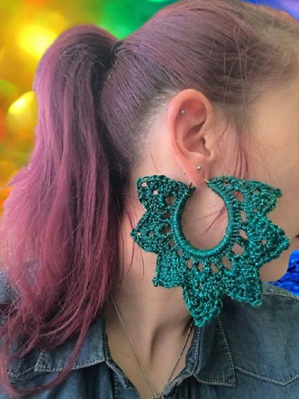 Créoles Artisanales Crochet Vert Émeraude | Bijou Statement Fait Main Unique