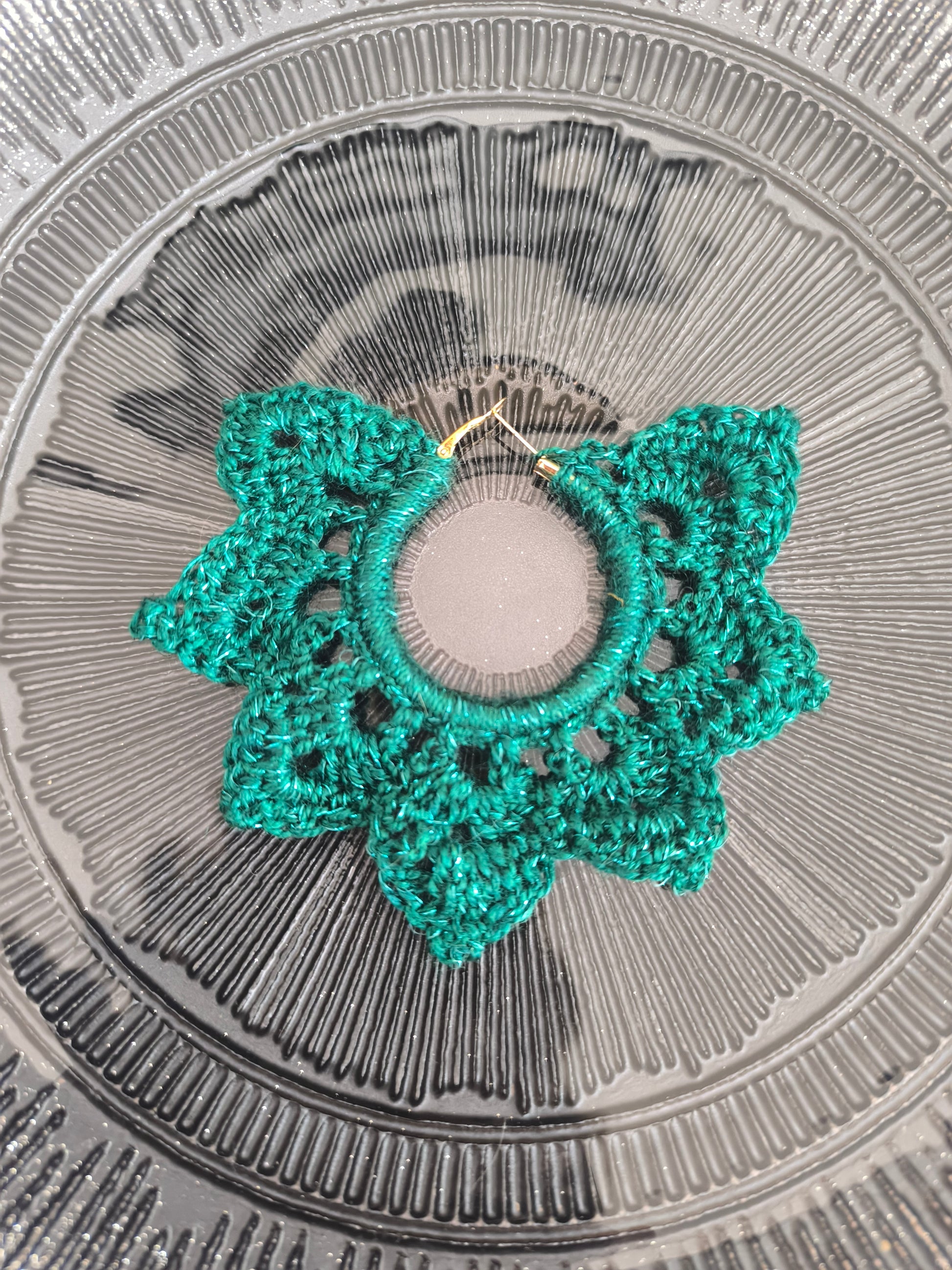 Créoles Artisanales Crochet Vert Émeraude | Bijou Statement Fait Main Unique