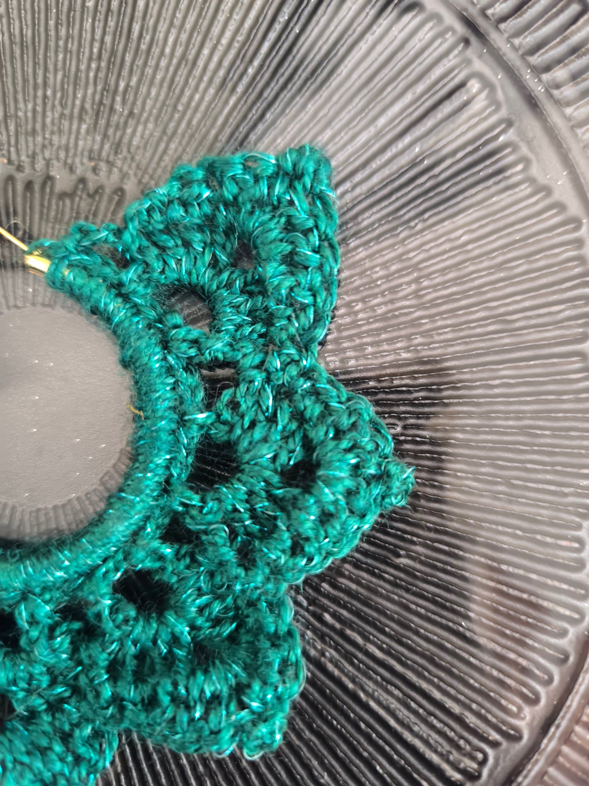 Créoles Artisanales Crochet Vert Émeraude | Bijou Statement Fait Main Unique