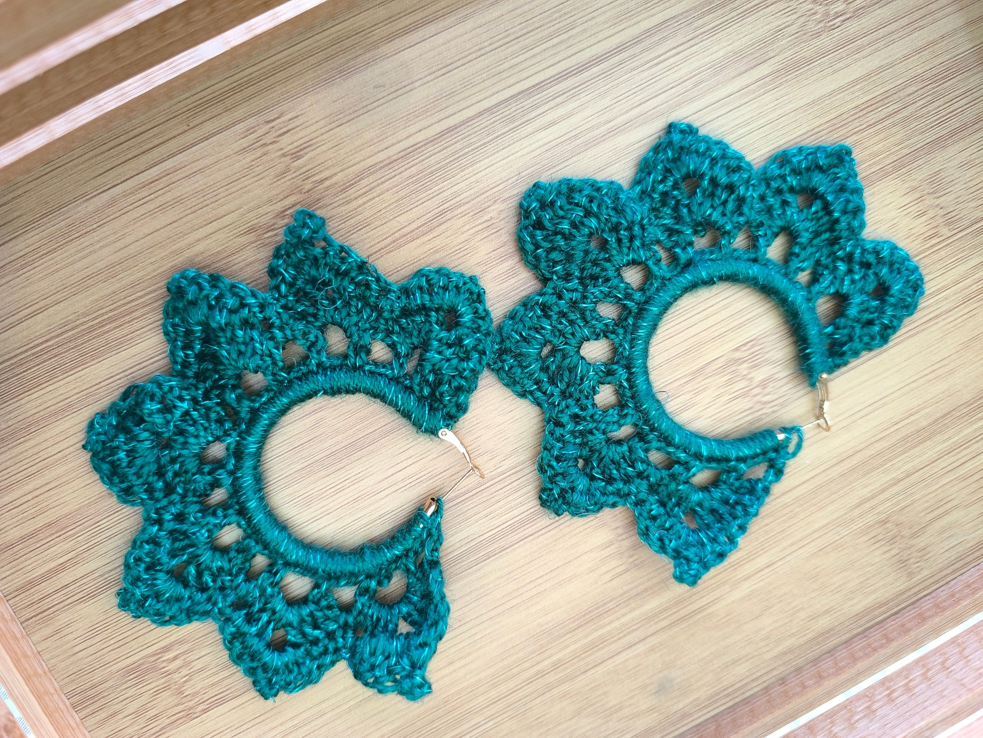 Créoles Artisanales Crochet Vert Émeraude | Bijou Statement Fait Main Unique
