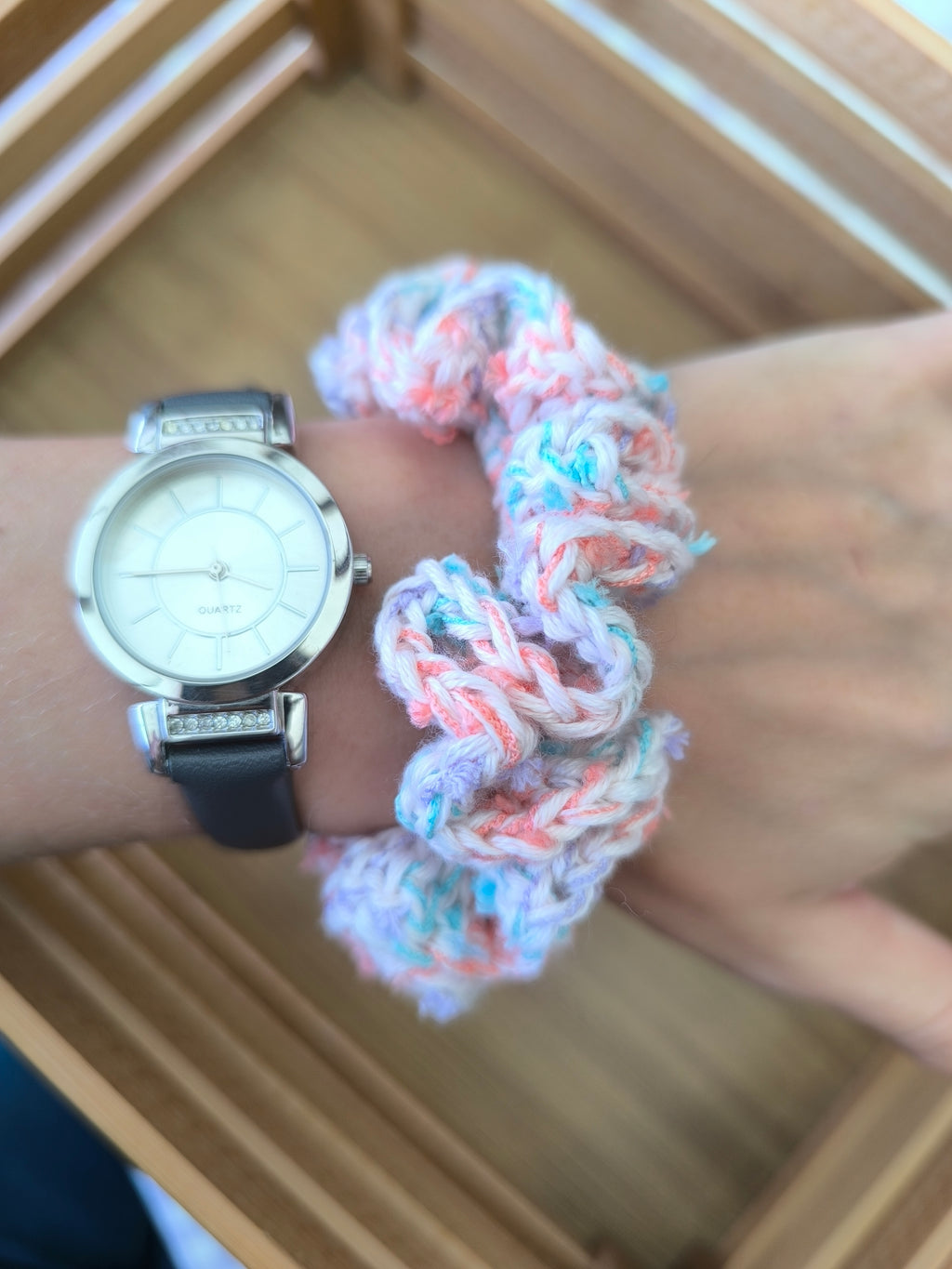 Chouchou au Crochet Fait Main "Palette Créative" | Accessoire Cheveux Unique & Varié