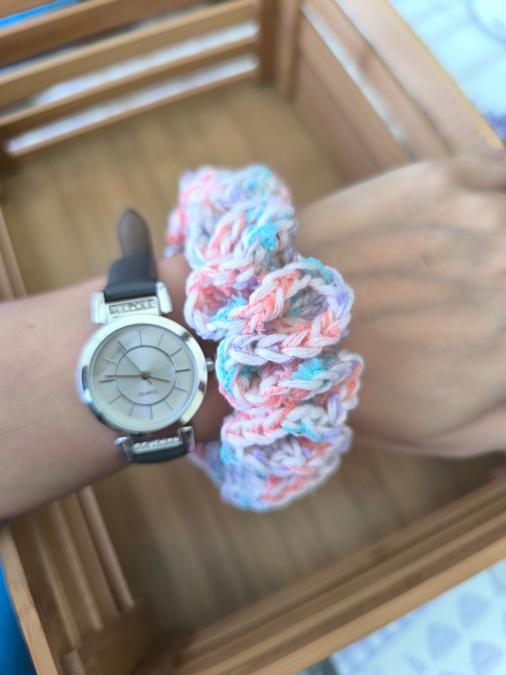 Chouchou au Crochet Fait Main "Palette Créative" | Accessoire Cheveux Unique & Varié