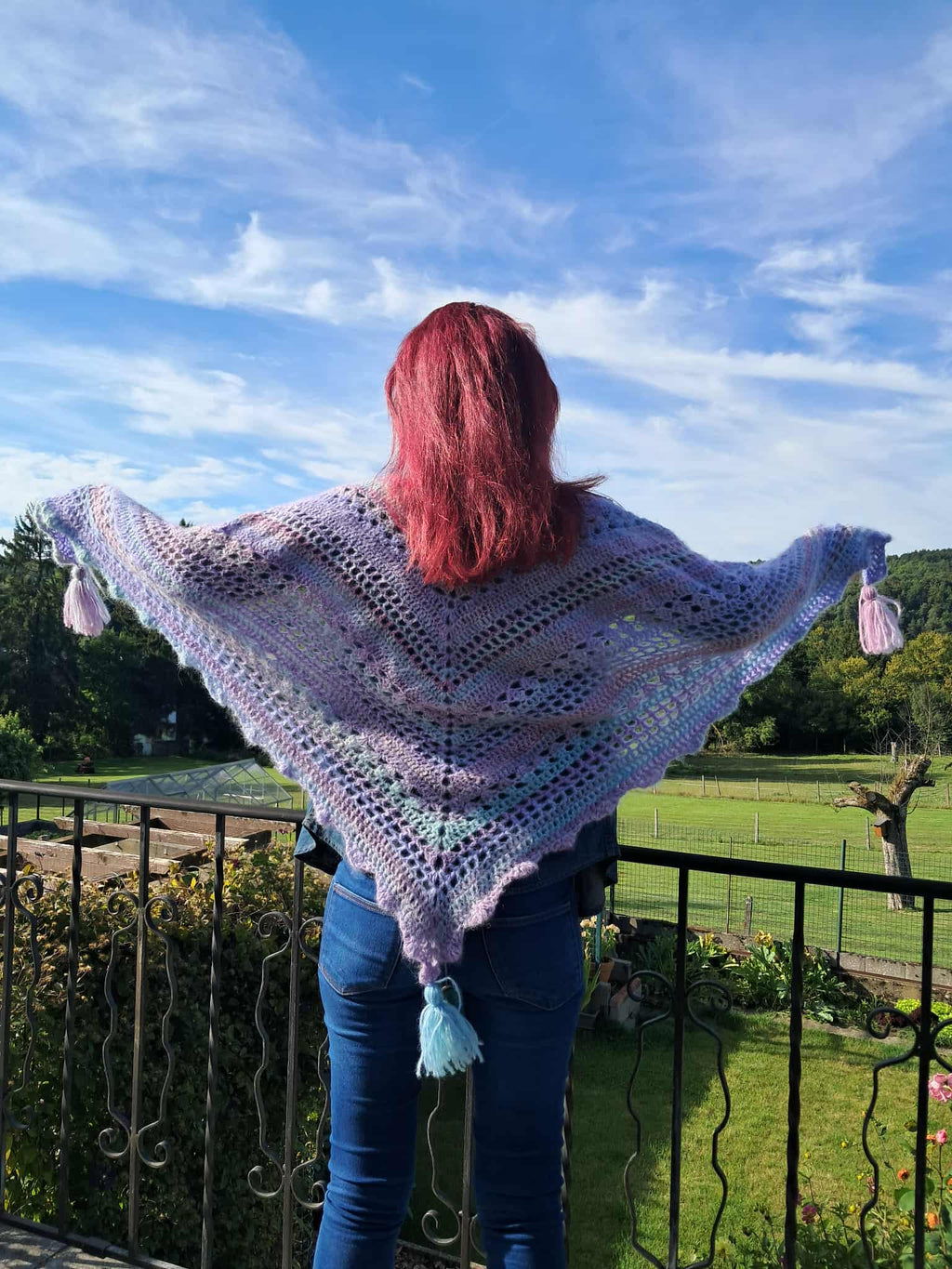 Châle Triangle "Douceur Lilas" | Crochet Fait Main & Pompons Pastels