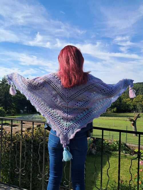 Châle Triangle "Douceur Lilas" | Crochet Fait Main & Pompons Pastels
