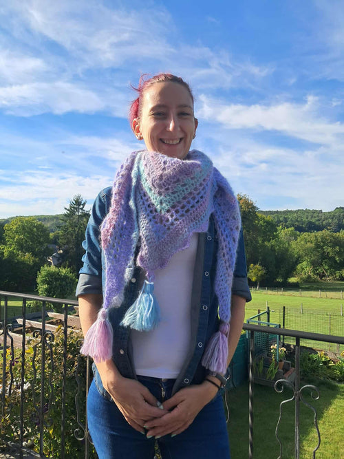 Châle Triangle "Douceur Lilas" | Crochet Fait Main & Pompons Pastels