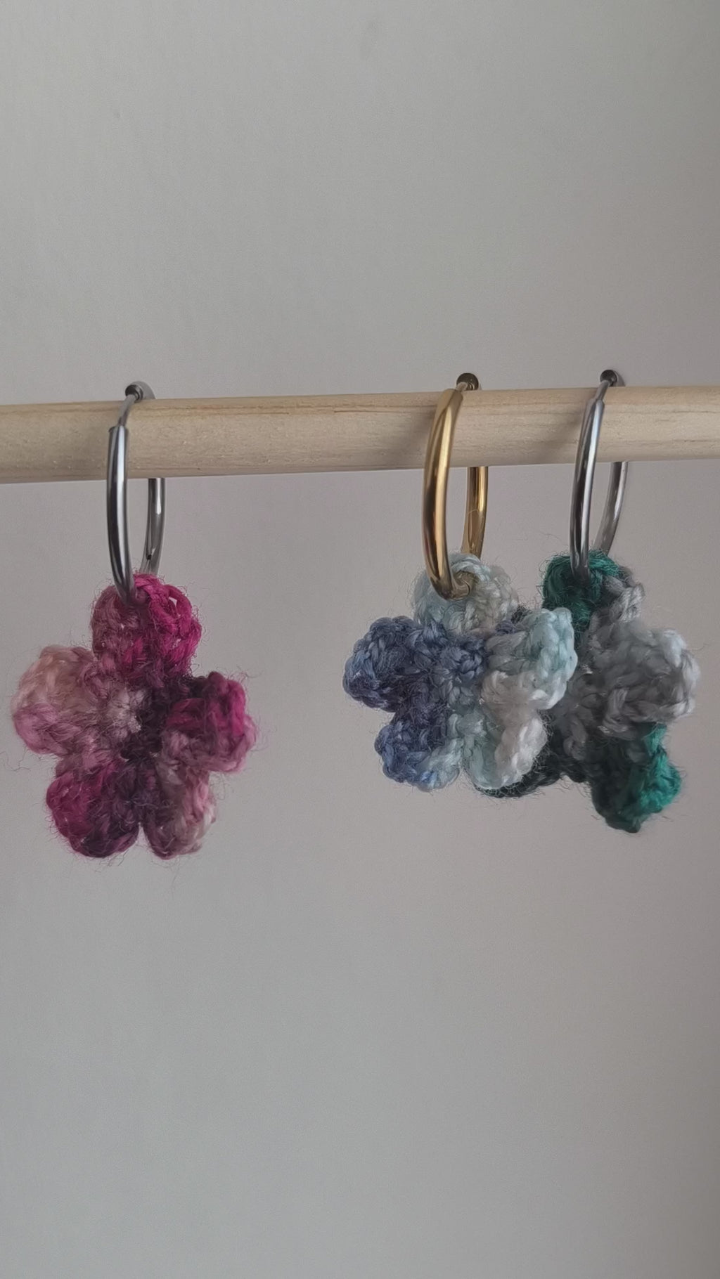 Boucles d’oreilles créoles fleurs rock & girly – Crochet & pierres naturelles