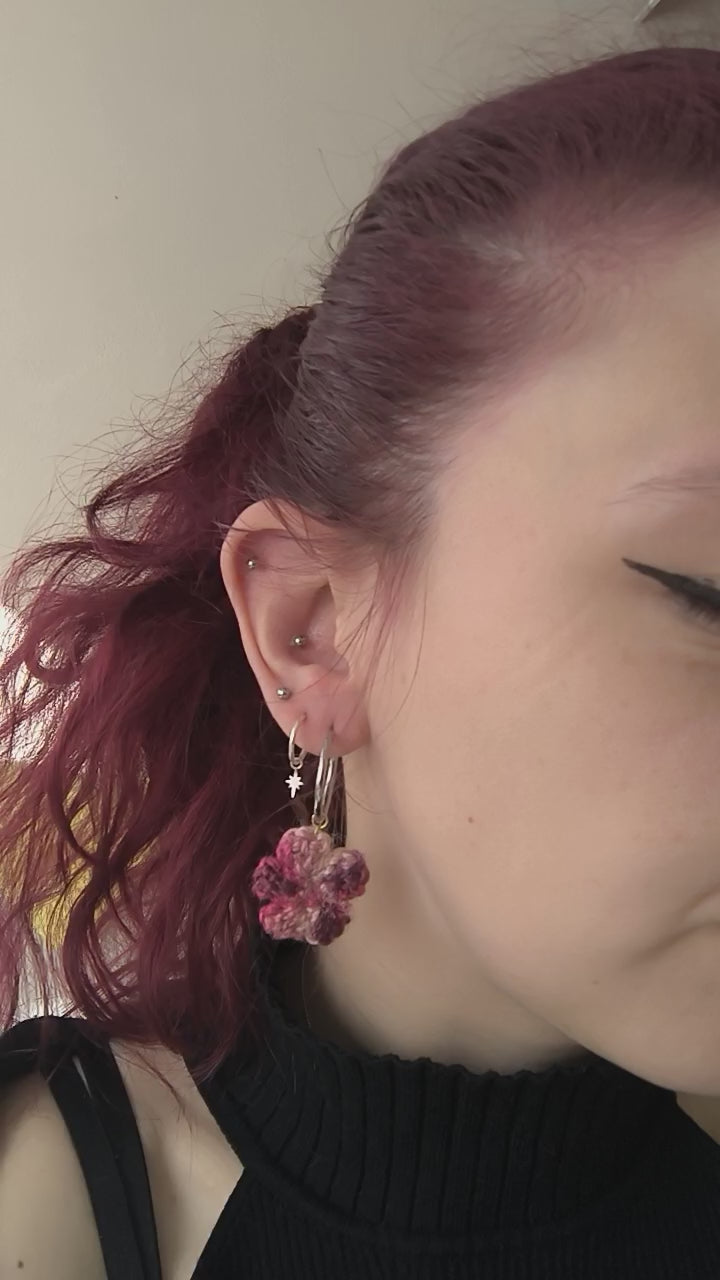 Boucles d’oreilles créoles fleurs rock & girly – Crochet & pierres naturelles