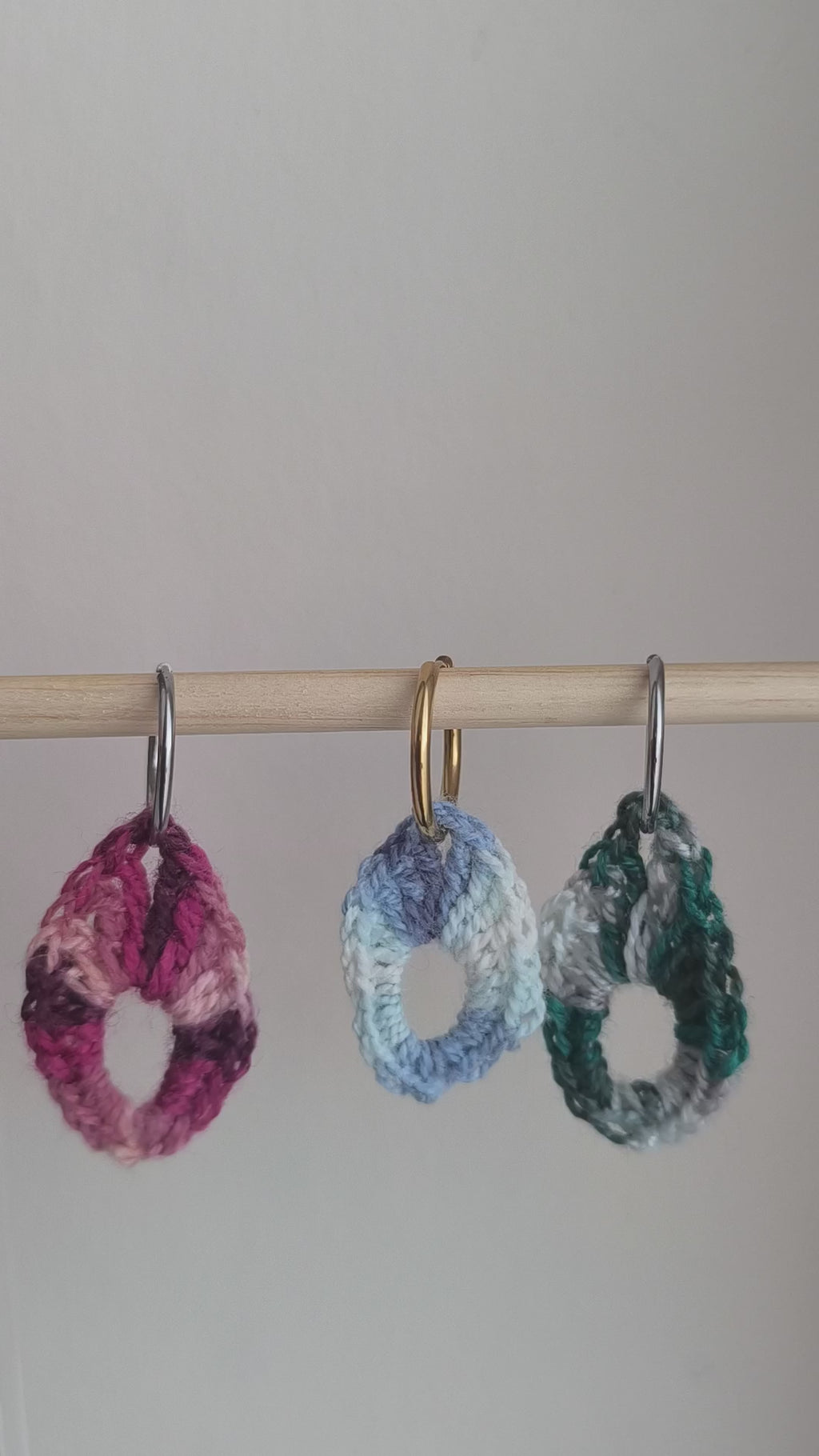 Boucles d’oreilles créoles goutte d’eau rock & girly – Crochet & pierres naturelles