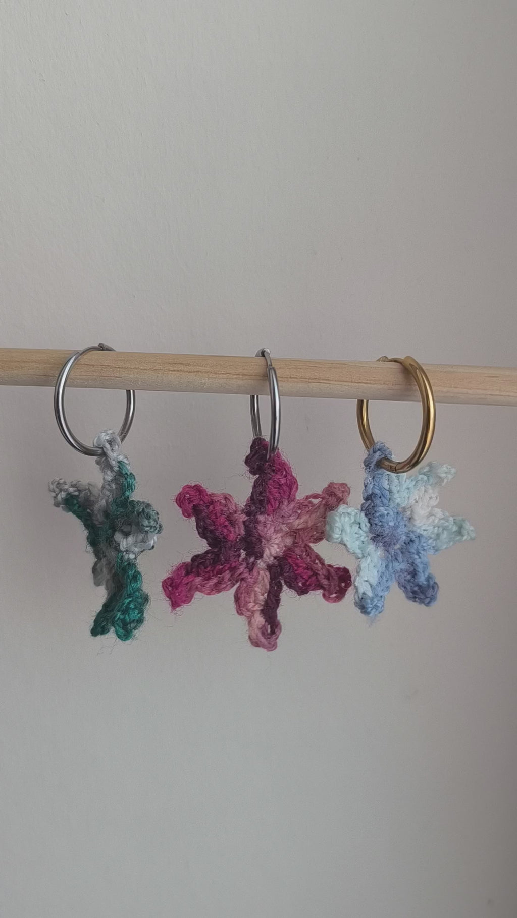 Boucles d’oreilles créoles étoile  rock & girly – Crochet & pierres naturelles