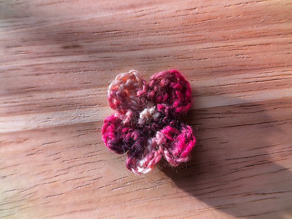 Boucles d’oreilles créoles fleurs rock & girly – Crochet & pierres naturelles