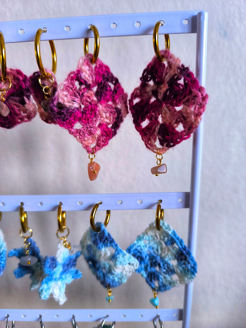 Boucles d’oreilles créoles granny rock & girly – Crochet & pierres naturelles