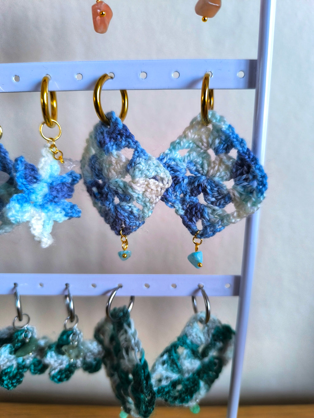 Boucles d’oreilles créoles granny rock & girly – Crochet & pierres naturelles