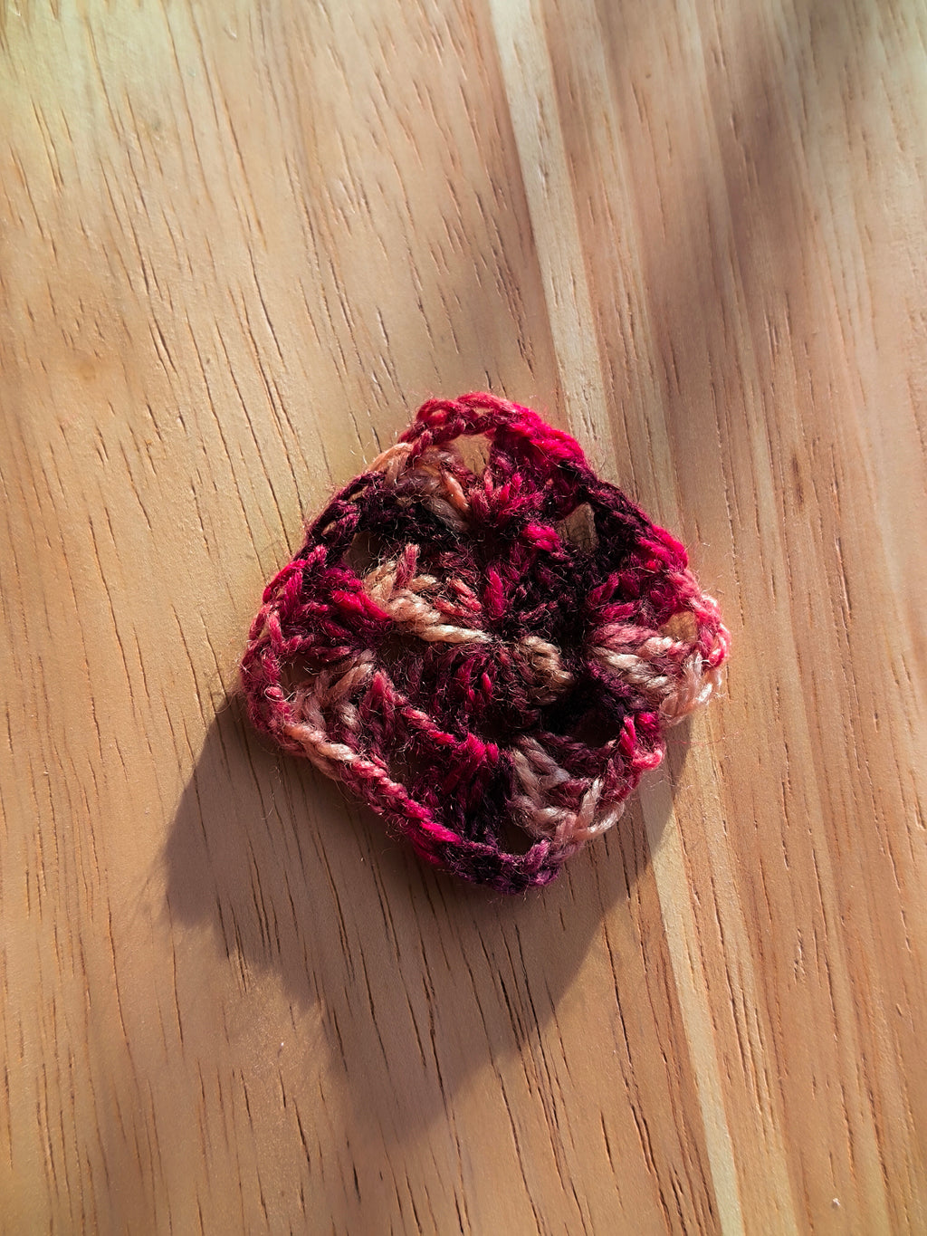 Boucles d’oreilles créoles granny rock & girly – Crochet & pierres naturelles