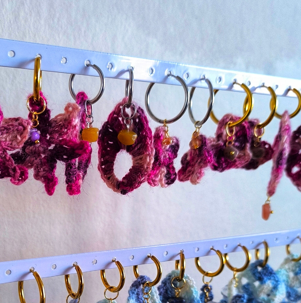 Boucles d’oreilles créoles goutte d’eau rock & girly – Crochet & pierres naturelles