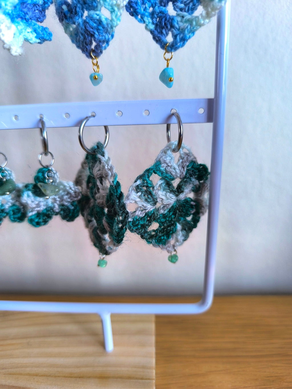 Boucles d’oreilles créoles granny rock & girly – Crochet & pierres naturelles