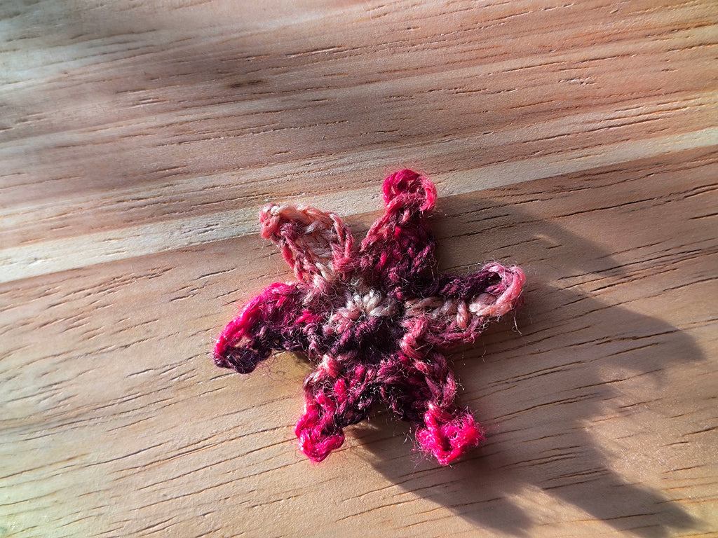Boucles d’oreilles créoles étoile  rock & girly – Crochet & pierres naturelles