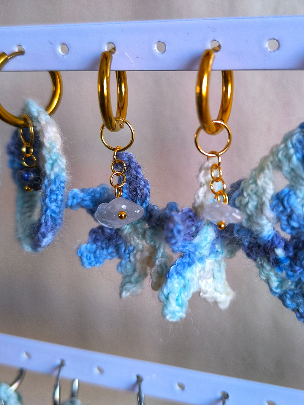 Boucles d’oreilles créoles étoile  rock & girly – Crochet & pierres naturelles