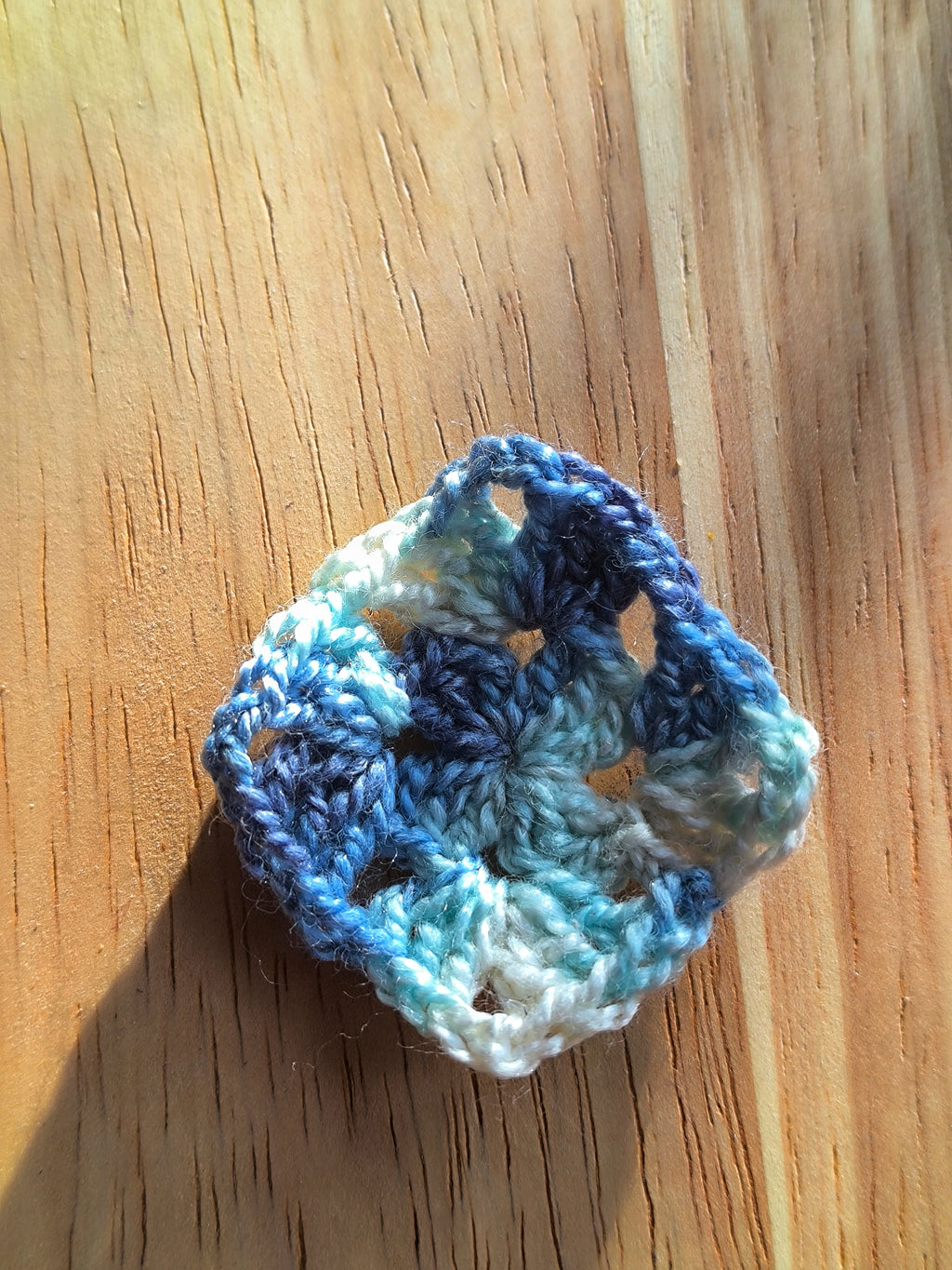 Boucles d’oreilles créoles granny rock & girly – Crochet & pierres naturelles