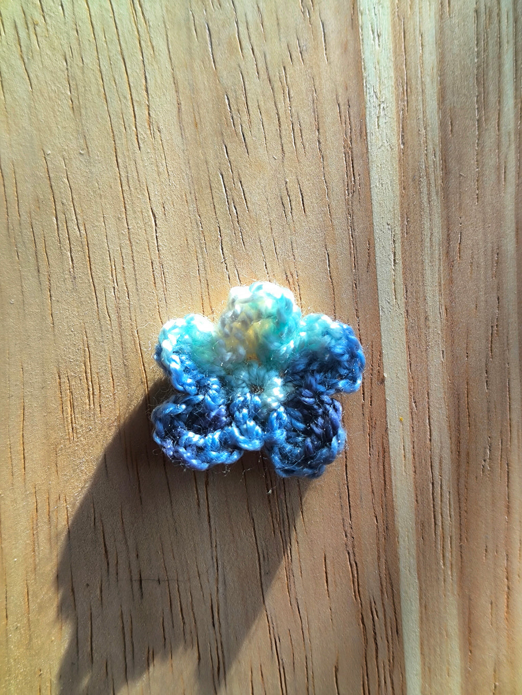 Boucles d’oreilles créoles fleurs rock & girly – Crochet & pierres naturelles